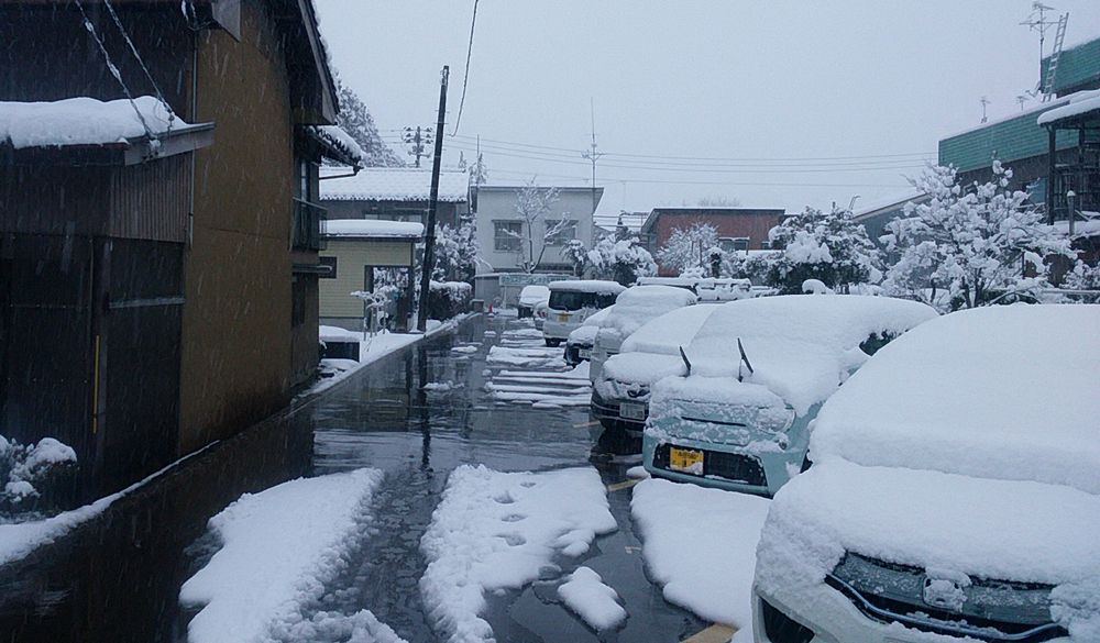 タカダステーションホテルさんの駐車場 上越市 雪だるま物産館